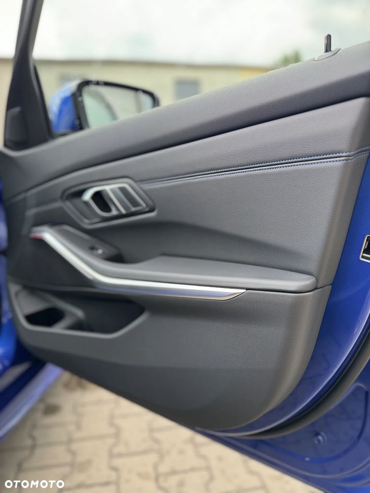 BMW Seria 3 330e M Sport - 32