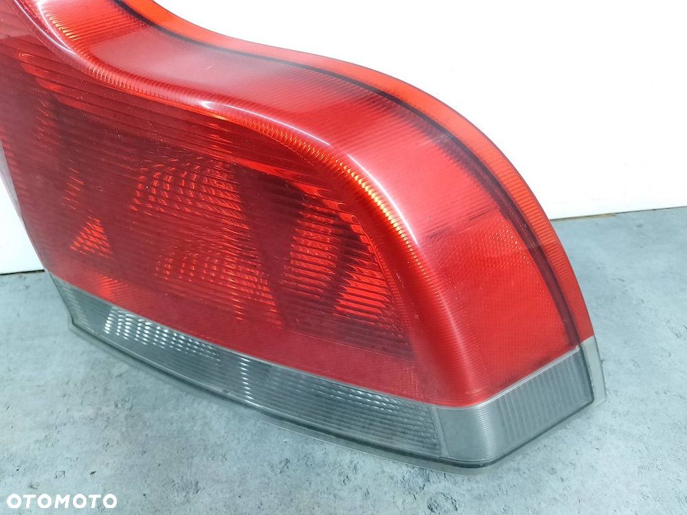 LAMPA TYLNA PRAWA VOLVO S60 ( 00-10 ) 8664080  8664082 - 5
