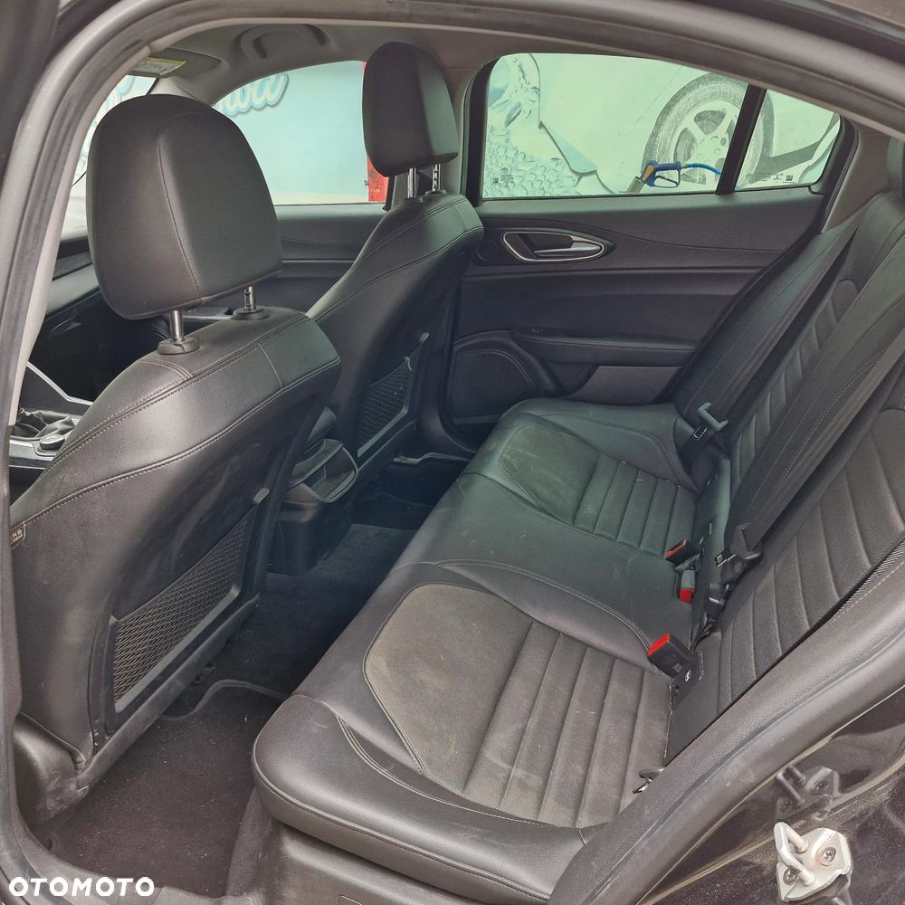 Alfa Romeo Giulia 2.2 - 9