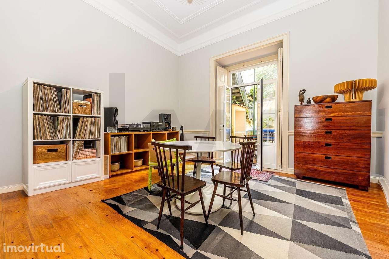 Apartamento em Edifício de traça antiga, com logradouro de 30m2 - Grande imagem: 2/24