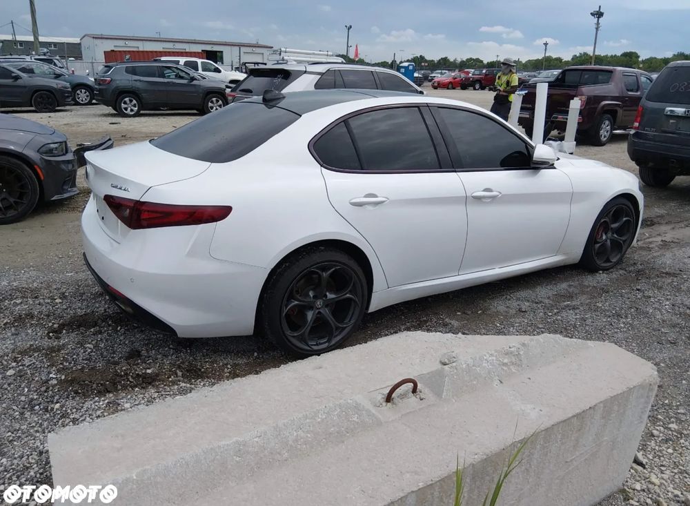 Alfa Romeo Giulia 2.0 Turbo 16V AT8-Q4 Ti - 6