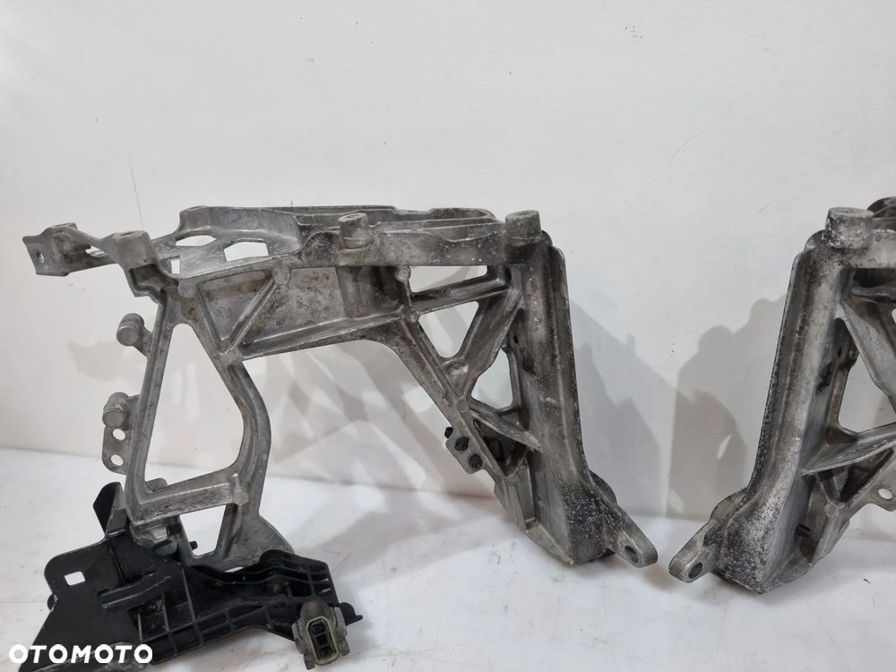 MERCEDES C-KLASA W205 OKULAR WSPORNIK PASA A2056221600 A2056221700 - 3