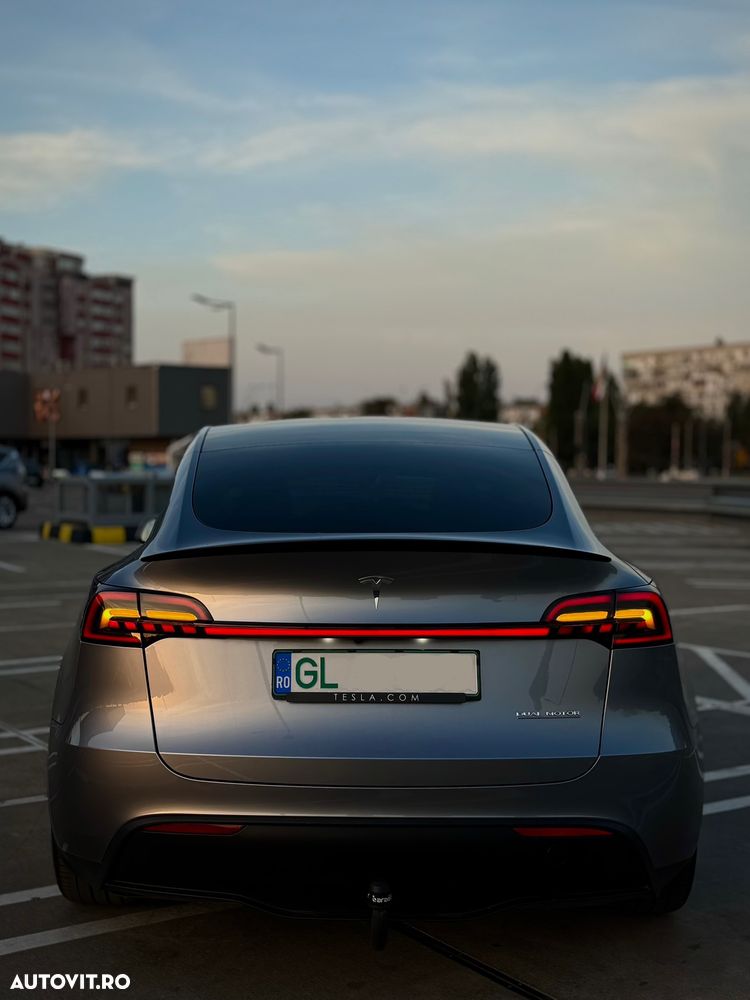 Tesla Model Y - 4