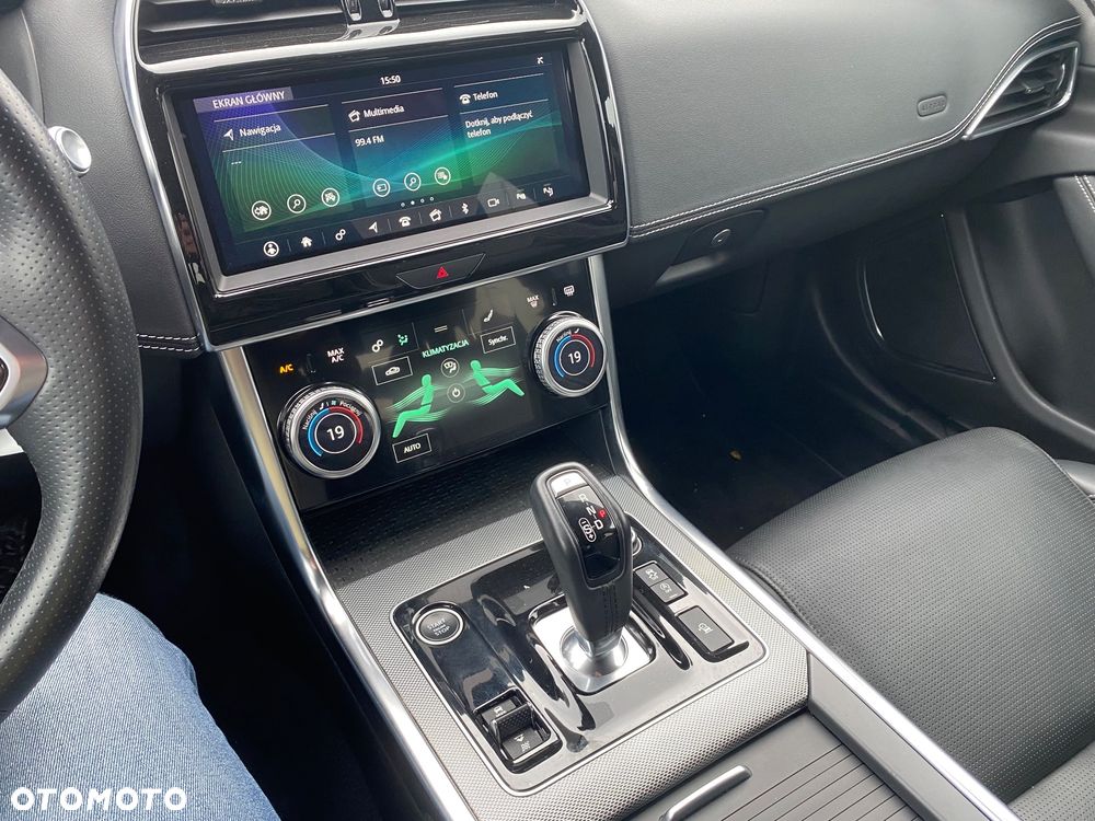 Jaguar XE P300 AWD R-Dynamic HSE - 27