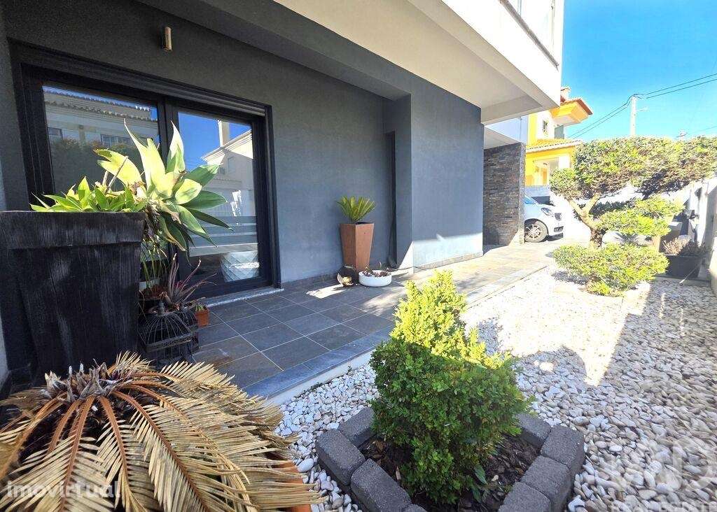 Moradia geminada T4 em Charneca de Caparica e Sobreda de 162,2 m2 - Grande imagem: 3/35