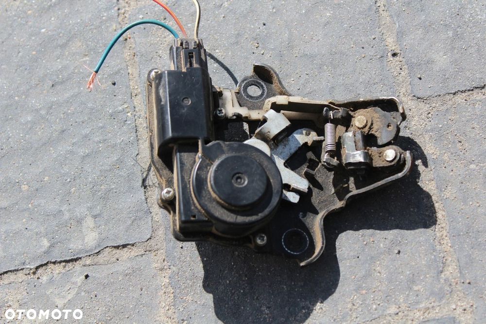 ZAMEK TYLNEJ KLAPY TOYOTA AVENSIS T25 SEDAN - 1