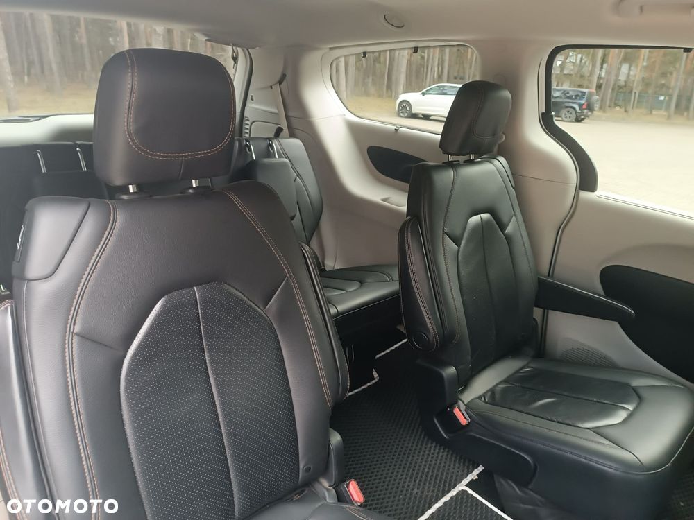 Chrysler Pacifica - 12