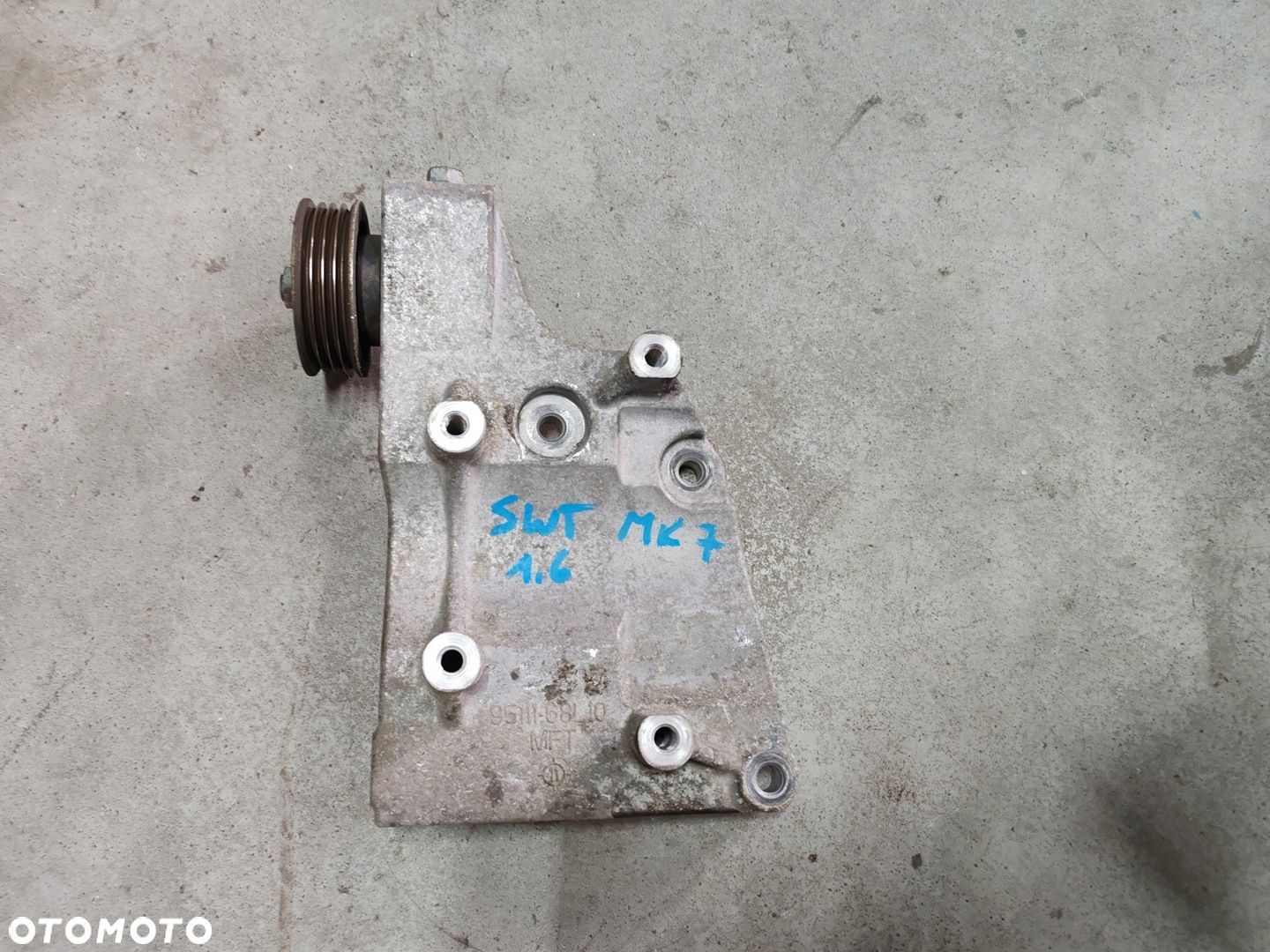 Podstawa mocowanie łapa kompresora 1.6 16V M16A SPORT Suzuki Swift MK7 10- - 1