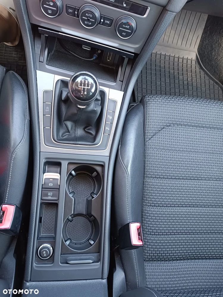 Volkswagen Golf 1.6 TDI BlueMotion Technology Comfortline - 12