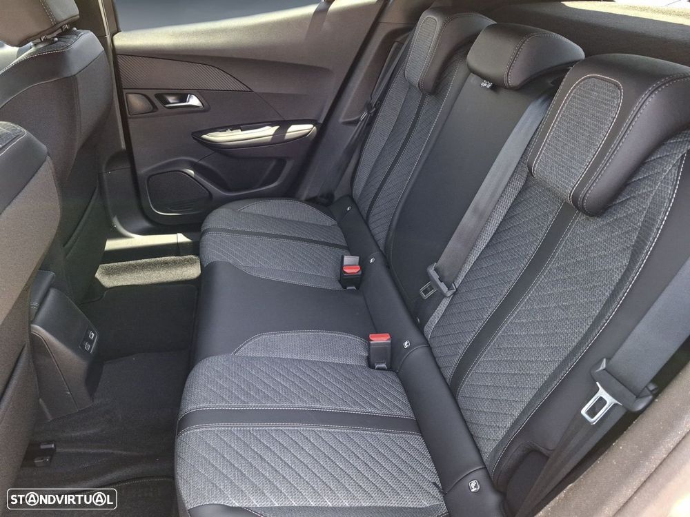 Peugeot e-2008 54 kWh Allure - 14