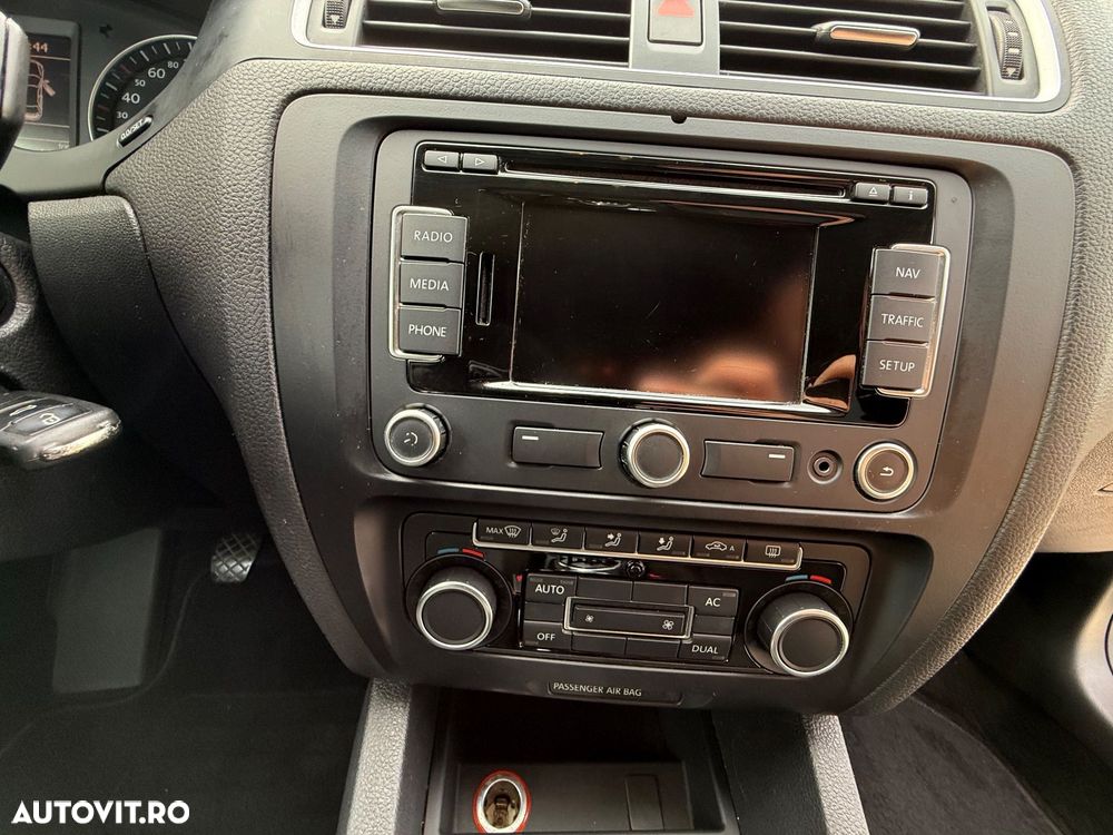 Volkswagen Jetta 1.6 TDI Highline - 9