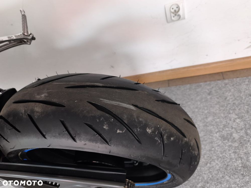 Yamaha R1 - 18