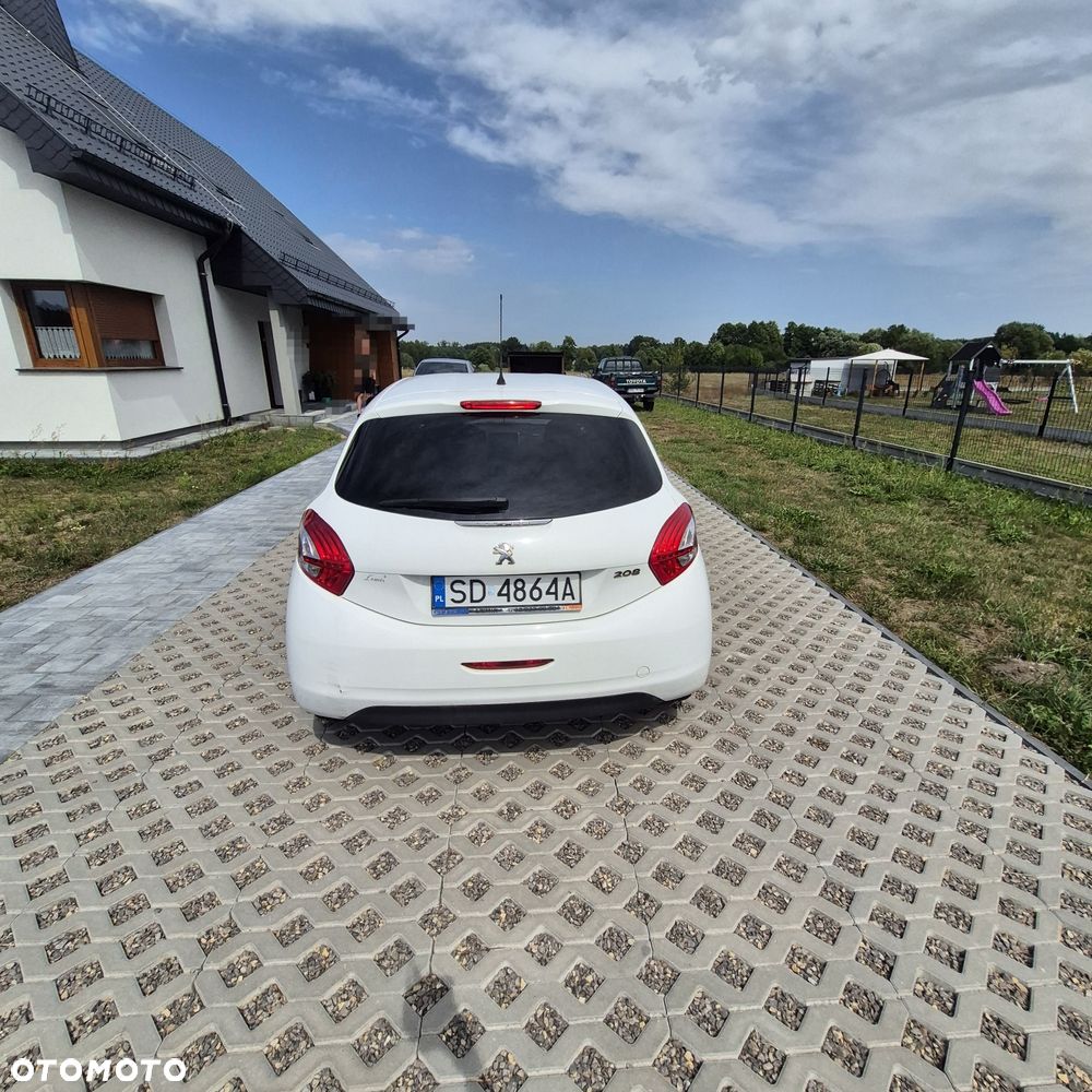 Peugeot 208 - 8