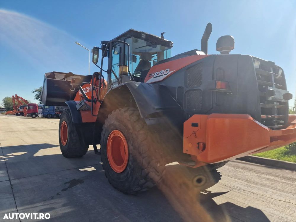 Hitachi ZW220, CUPA 3,5mc, 2018, 24.,392km, 5.880h, consum mediu 8l/h, Gresare automata, Anv MICHELIN 60% OK, ridica 15t, motor 201CP stage IV, basculare cupa la 4,2m, CUPLA RAPIDA, Posibilitate leasing 3 ani, PROMOTIE 86900 EUR+Tva - 2