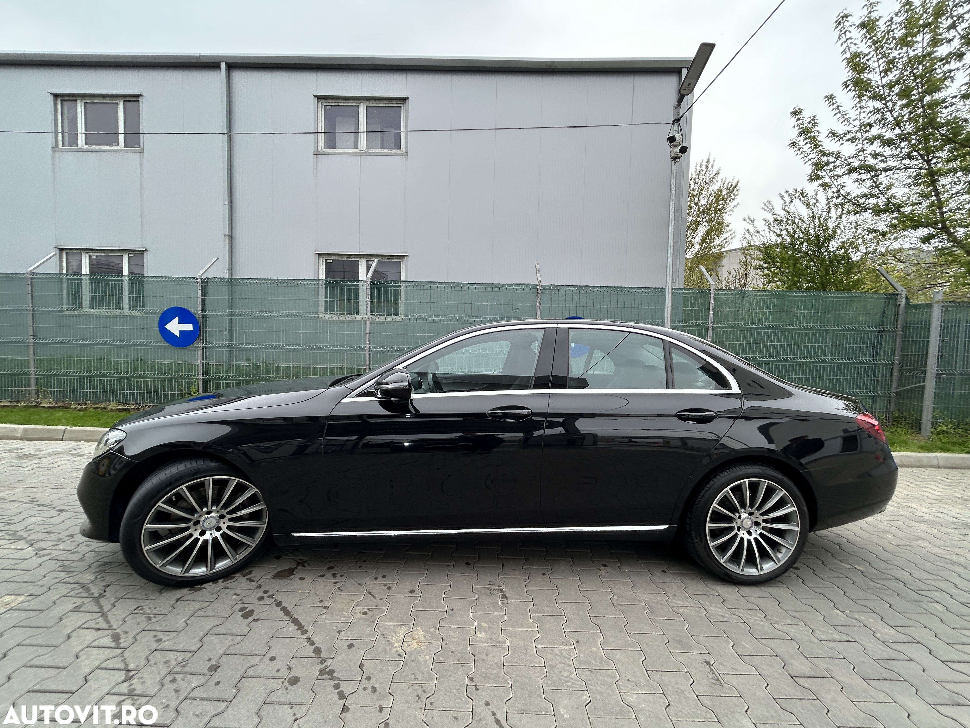 Mercedes-Benz E 200 4Matic 9G-TRONIC - 4