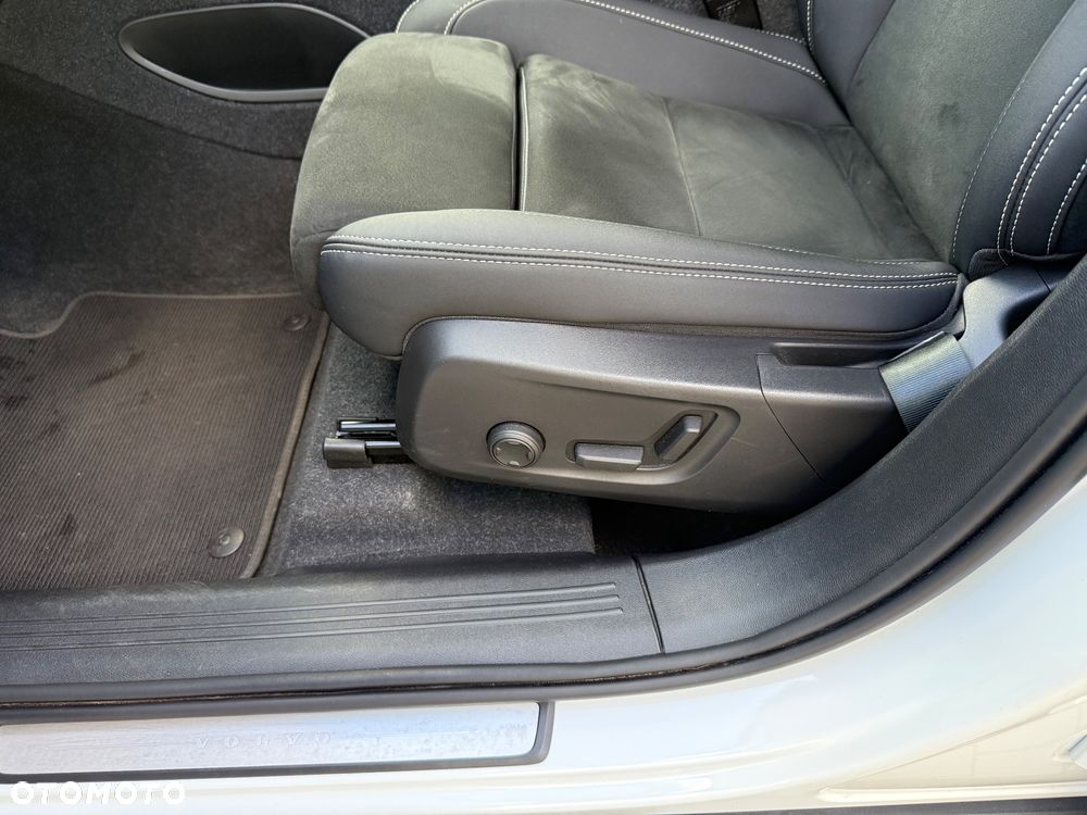 Volvo XC 40 B3 Plus Dark - 18