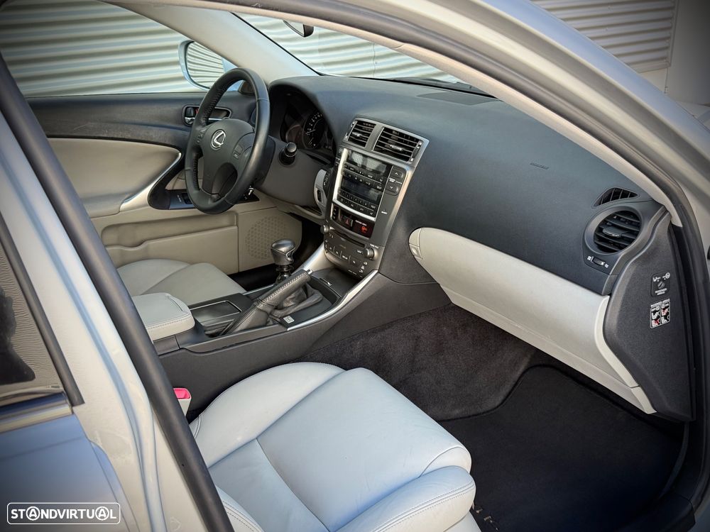 Lexus IS 220 d P.Luxury 4D - 9