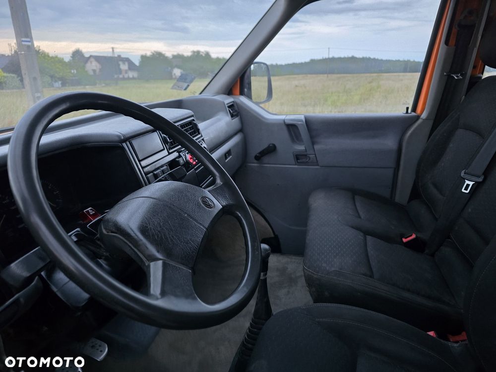 Volkswagen Caravelle - 6