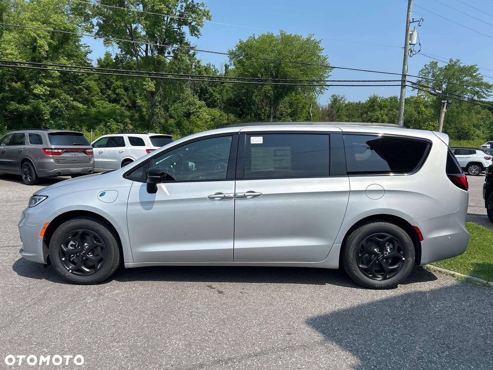 Chrysler Pacifica - 2