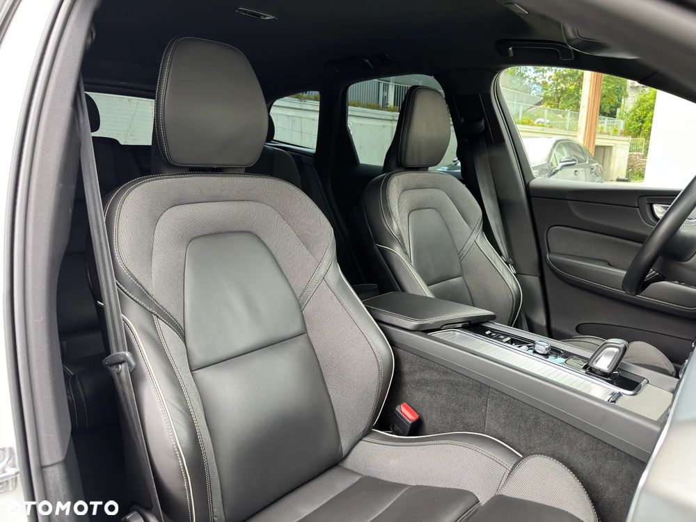 Volvo XC 60 B4 D AWD R-Design - 18