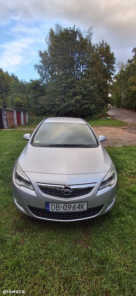 Opel Astra 2011 photo 2