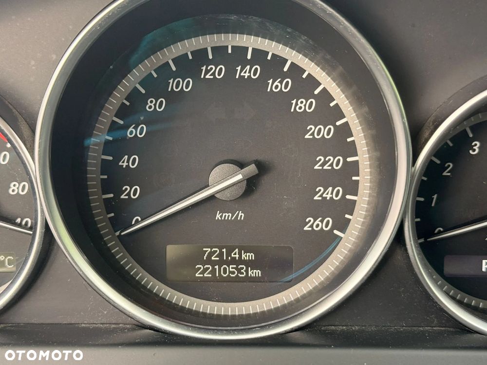 Mercedes-Benz Klasa C 180 BlueEFFICIENCY 7G-TRONIC Elegance - 26