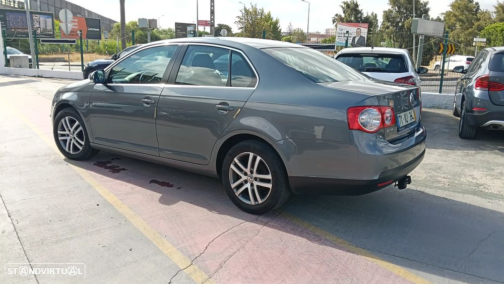 VW Jetta 1.6 TDi Confortline - 14