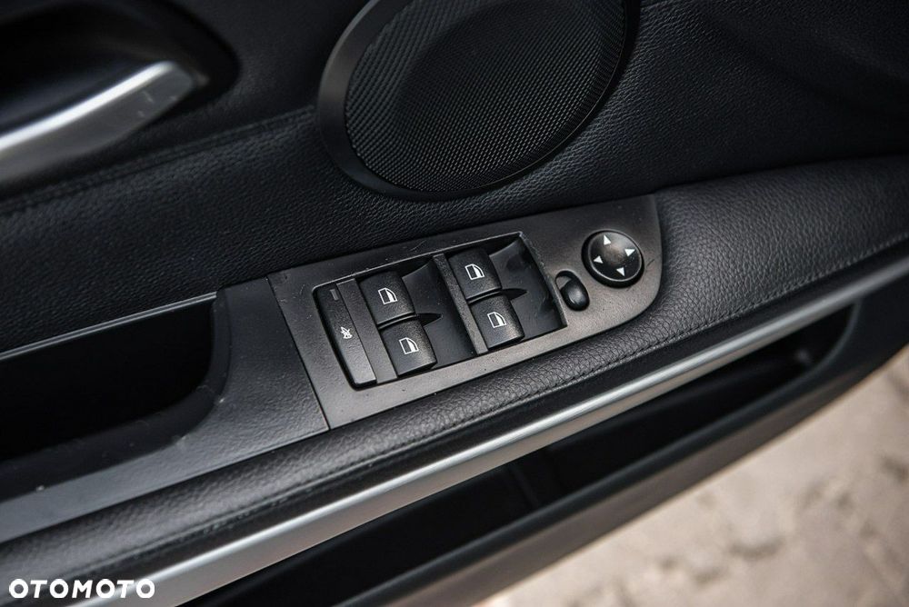 BMW Seria 3 320d Efficient Dynamics Sport Line shadow - 26