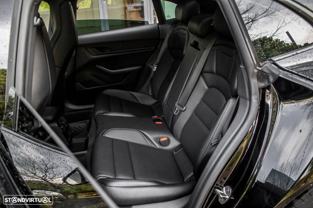 Porsche Taycan Cross Turismo 4 - 33