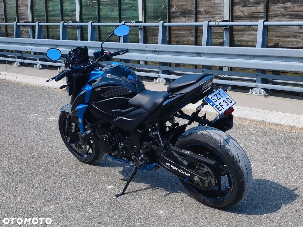 Suzuki GSX - 12