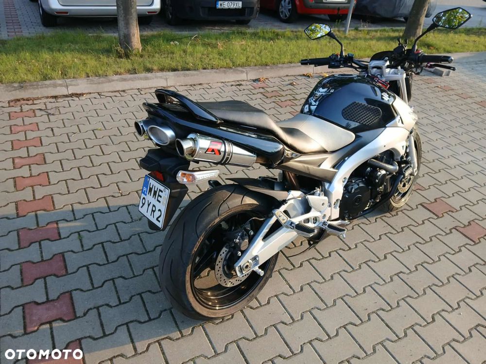 Suzuki GSR - 12