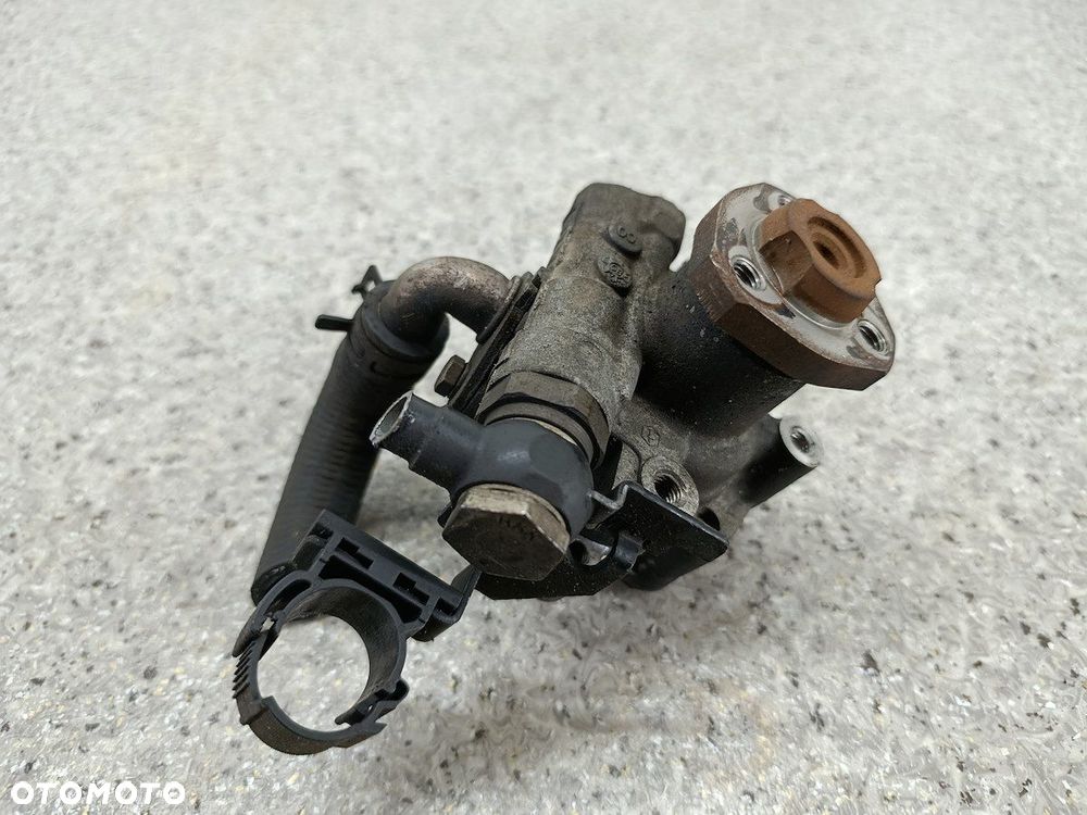 POMPA WSPOMAGANIA VW BORA 1J0422154B KYB 1.4 16V - 8