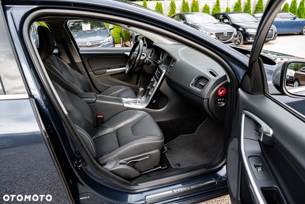 Volvo V60 T6 AWD R-Design - 23
