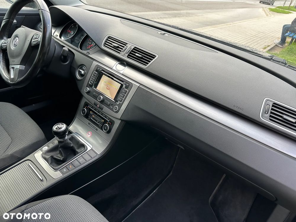 Volkswagen Passat 2.0 Blue TDI SCR Comfortline - 23
