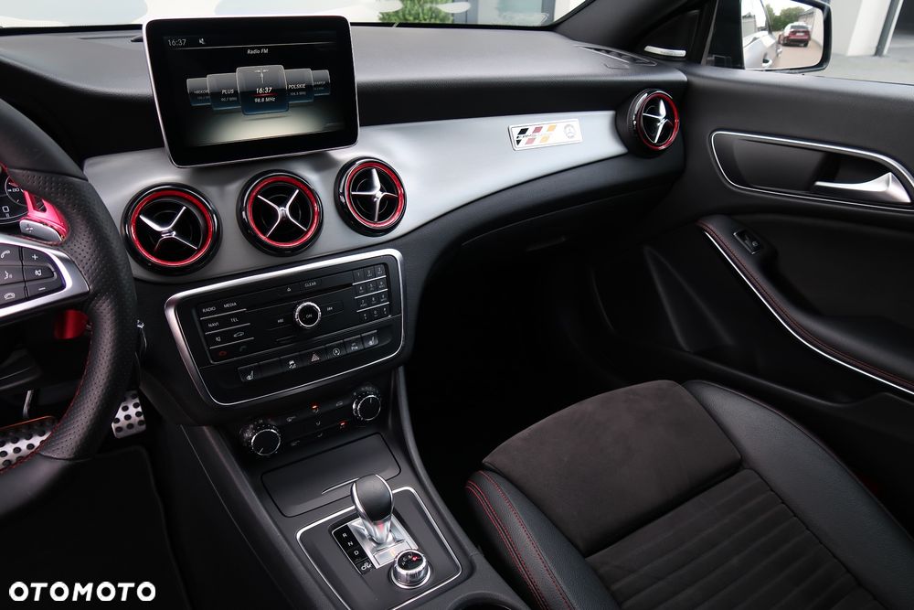 Mercedes-Benz CLA AMG 45 4-Matic - 32