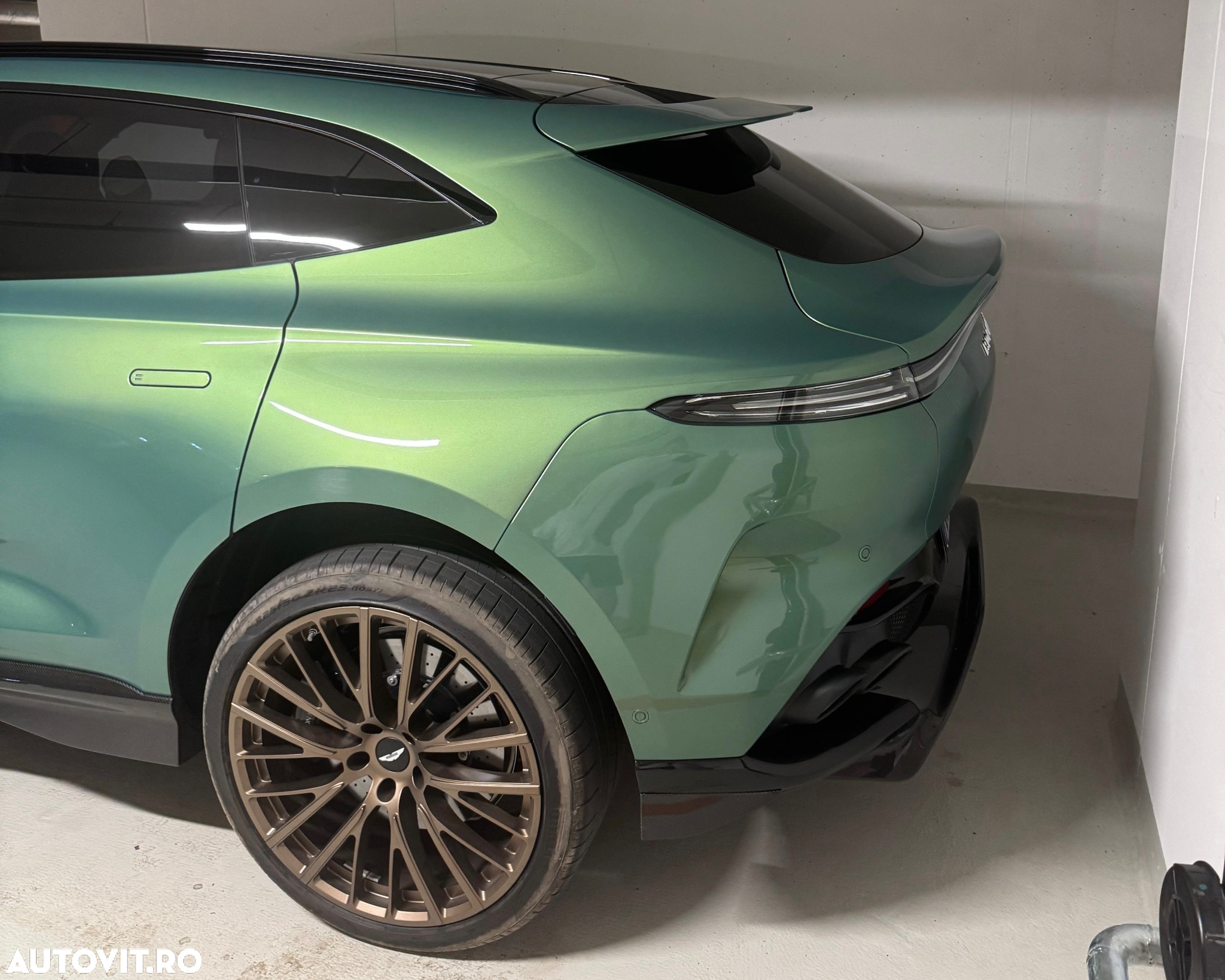Aston Martin DBX - 4