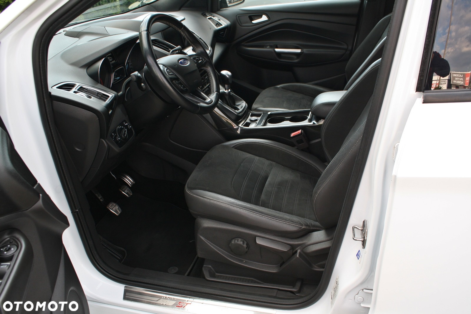 Ford Kuga 2.0 TDCi 2x4 ST-Line - 23