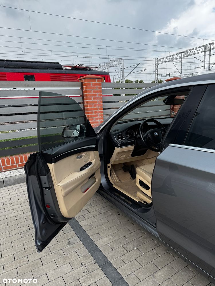 BMW Seria 5 550i - 7