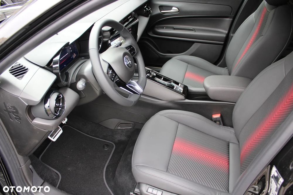 Alfa Romeo Junior 1.2 mHEV Ti Q4 eDCT - 8