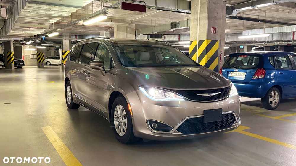 Chrysler Pacifica - 2