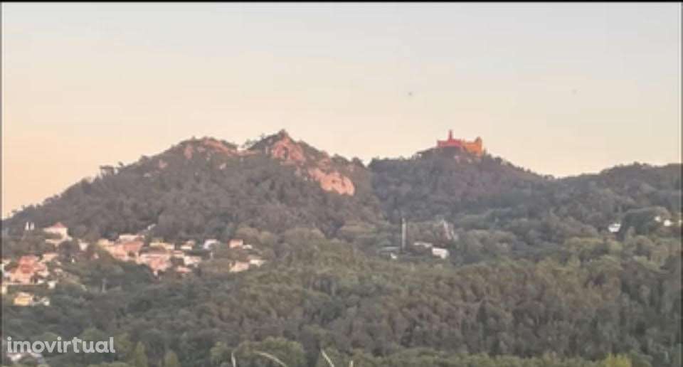 Terreno urbano de 700m² com projeto aprovado. Carrascal de Sintra - Grande imagem: 2/3