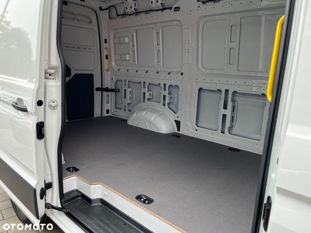 Volkswagen Crafter Crafter 35 Furgon, silnik: 2,0 l  130 kW, skrzynia biegów: napęd 4MOTION, automatyczna 8-biegowa rozstaw osi: 3640 mm - 7