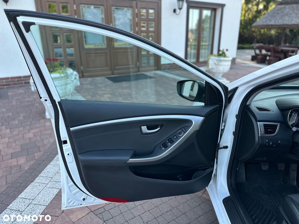 Hyundai i30 1.6 CRDi Fifa World Cup Edition - 25