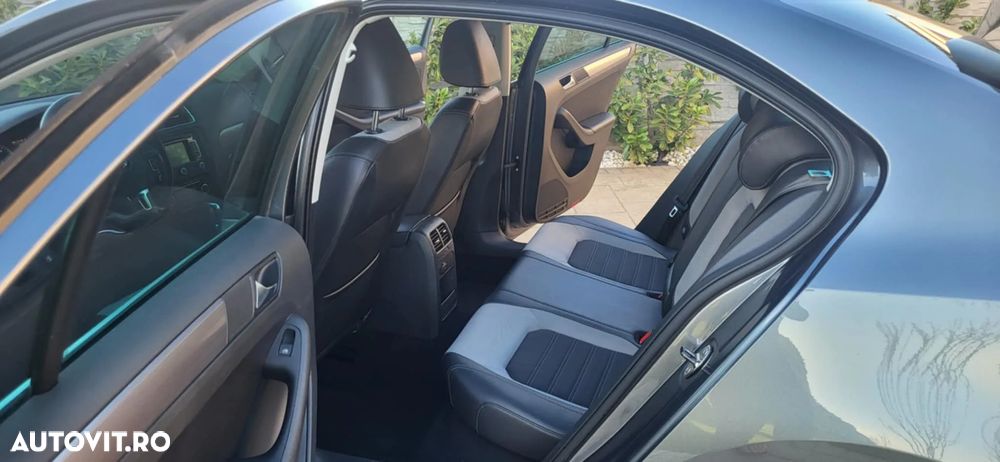 Volkswagen Jetta - 11