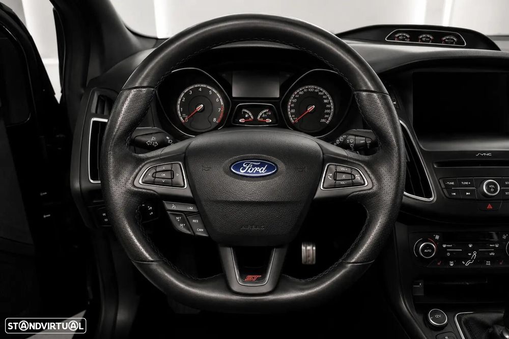 Ford Focus 2.0 EcoBoost ST c/ Pack Pele Desportiva - 16