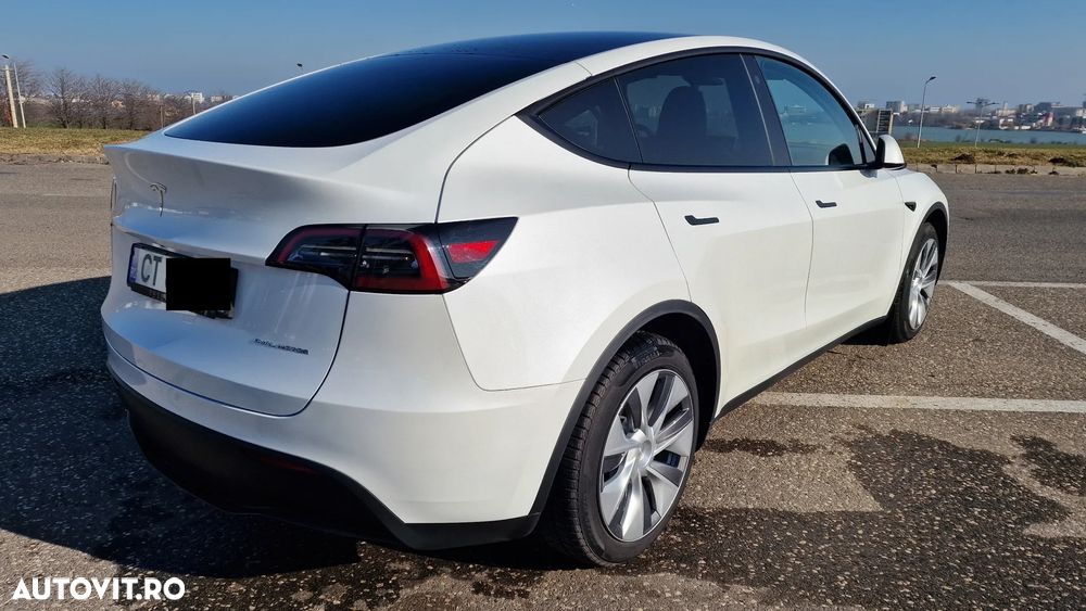 Tesla Model Y - 4