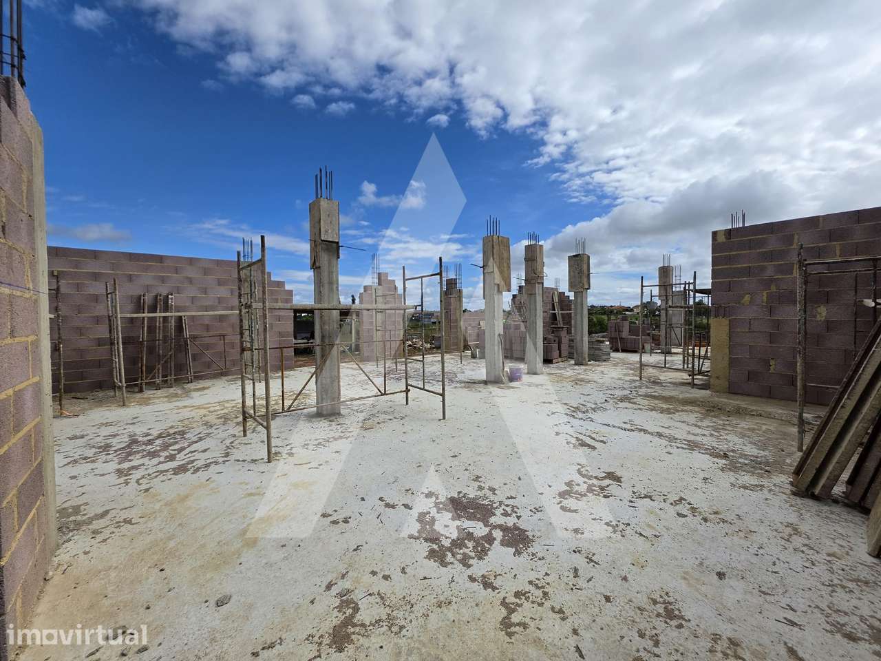 Moradia T4 térrea e moderna localizada em Santa Joana - Grande imagem: 2/14
