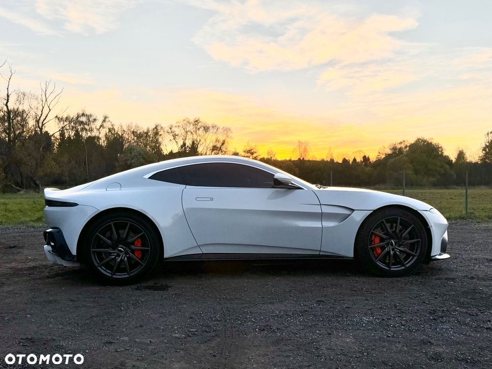 Aston Martin Vantage - 11