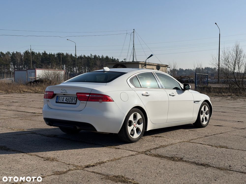 Jaguar XE 2.0 T Prestige - 4