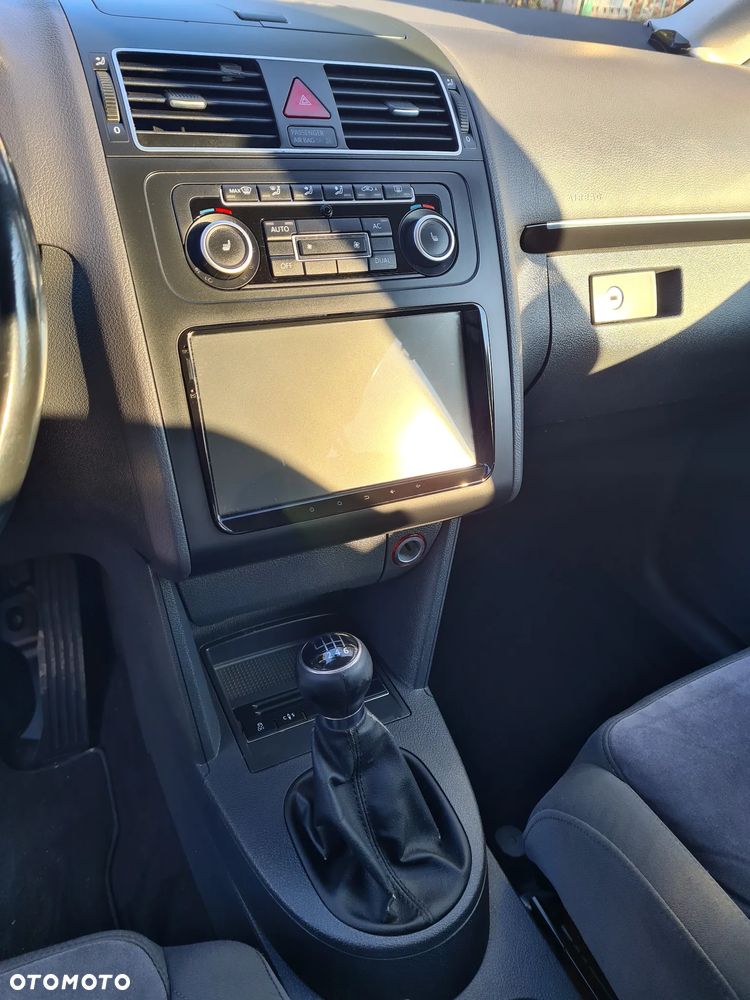 Volkswagen Touran - 10
